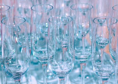 Sıraya dizilmiş bir sürü cam şampanya kadehi, parti hazırlıkları, cam bardakların endüstriyel üretimi, saf kristal.