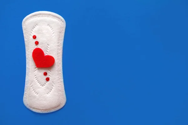 Almohadilla Menstrual Con Destellos Rojos Forma Corazón Sobre Fondo Azul —  Fotos de Stock