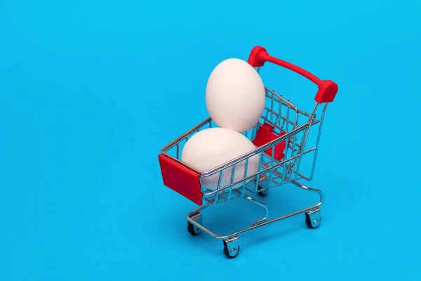 Cesta Com Ovos Fundo Azul Conceito Vendas Alimentos Proteicos Produto — Fotografia de Stock