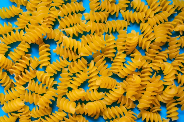 Спиральная Паста Fusilli Голубом Фоне Вид Сверху Пищевой Фон Тесто — стоковое фото