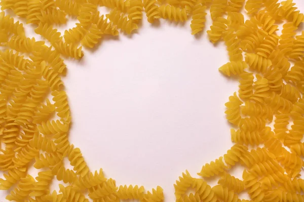 Спиральная Паста Белом Фоне Место Текста Центре Итальянское Блюдо Макароны — стоковое фото