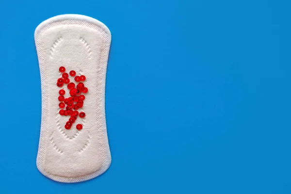 Menstruációs Pad Piros Flitteres Kék Háttérrel Szabad Hely Szöveg Koncepció — Stock Fotó
