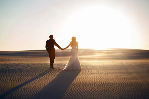 Novia Novio Toman Mano Desierto Arena Atardecer Hermoso Vestido Novia — Foto de Stock