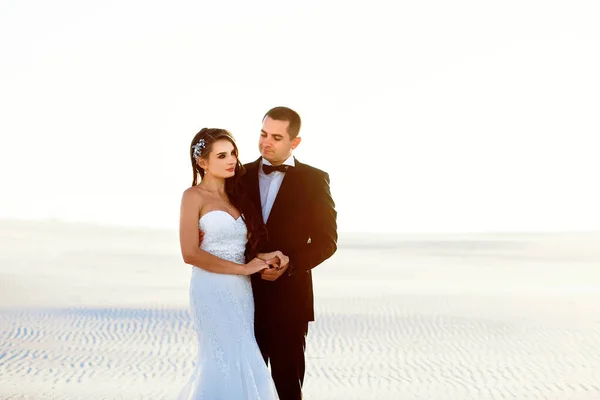 Menyasszony Vőlegény Ölelkeznek Sivatagban Napnyugtakor Egy Szerelmespár Egy Gyönyörű Esküvői — Stock Fotó