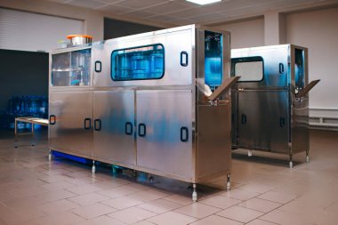 Fabrika veya bitki üretiminin içme suyu, endüstriyel içecekler, su arıtma tesisi, su arıtma ve teslimat işi, nüfus arasında temiz su eksikliğiyle mücadele