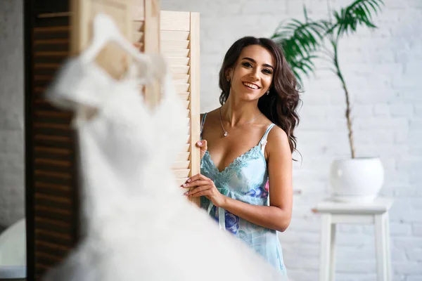 Menina Elegante Preparando Para Casamento Vestido Pendurado Cabide Uma Morena — Fotografia de Stock