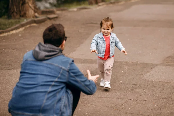 Father Walks His Daughter Park Child Runs His Father Hugs — Stock Photo, Image