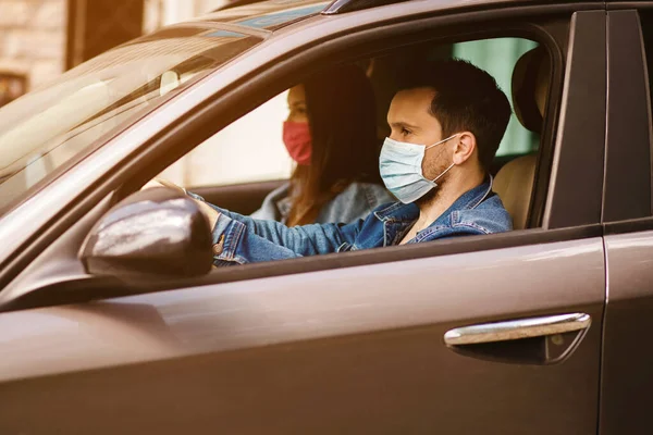 Uomo Donna Maschera Medica Sterile Protettiva Alla Guida Auto Concetto — Foto Stock