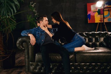 Kız, erkek arkadaşına ya da kocasına sarılıyor. Kanepede oturuyor, ev içi, aile içi ilişkiler, genç aile, karı koca karantinada vakit geçiriyor. Güzel gözler, nazikçe sarılıyor.