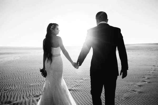 Menyasszony Vőlegény Sétálnak Sivatagban Fekete Fehér Fotó Naplemente Egy Fiatal — Stock Fotó