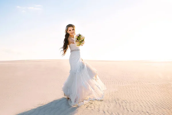 Schöne Lächelnde Braut Einem Weißen Brautkleid Spaziert Durch Die Sandige — Stockfoto