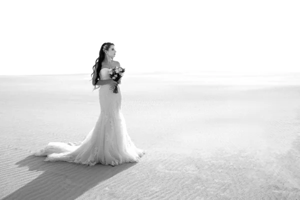 Schöne Brünette Braut Einer Sandwüste Steht Mit Einem Strauß Schwarz — Stockfoto