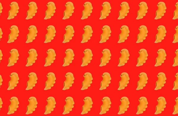 生面食 平行排列在红色背景 意大利菜 顶视图 对称无麸质产品 螺旋状糊状 日常菜 复合碳水化合物 — 图库照片
