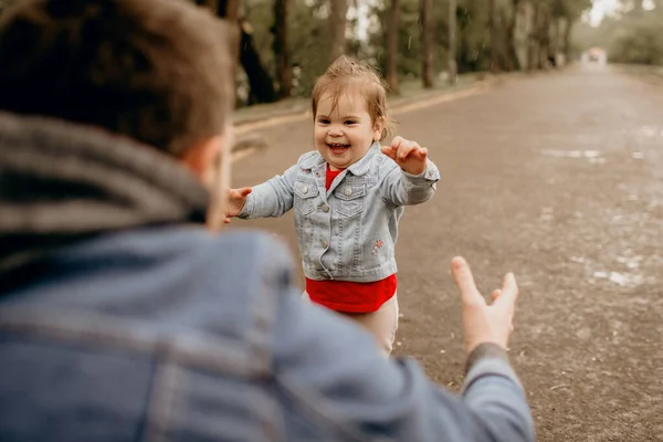 Père Fille Marchent Sous Pluie Dans Parc Les Émotions Enfant — Photo