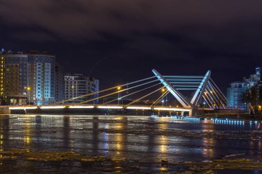 Gece Lazarevskiy köprüyü St Petersburg