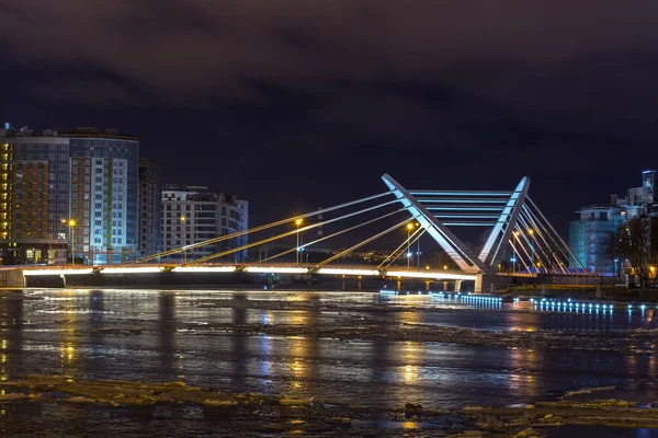 Gece Lazarevskiy köprüyü St Petersburg