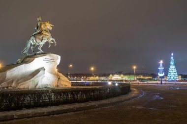 St. Petersburg 'daki Senato meydanında Büyük Peter anıtı. Bronz Süvari Anıtı 'nın yanındaki Noel ağacı. İniş yapan Peter anıtı. Geceleyin rıhtımdaki anıt.