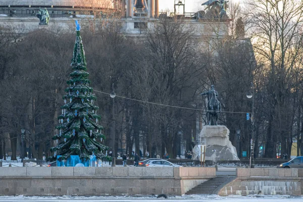Öteki taraftan Büyük Peter anıtı manzarası üniversite duvarından görülmüyor. Öğleden sonra St. Petersburg 'daki anıt. Senato Meydanı 'ndaki Bronz Süvari' nin yanında bir Noel ağacı.