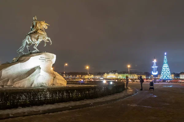 St. Petersburg 'daki Senato meydanında Büyük Peter anıtı. Bronz Süvari Anıtı 'nın yanındaki Noel ağacı. İniş yapan Peter anıtı. Anıtın önünde gece çekilmiş bir fotoğraf..
