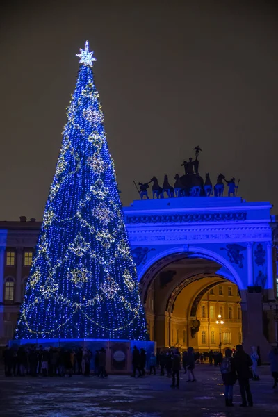 St. Petersburg şehrindeki Noel ağacı gece yarısı Palace Meydanı 'ndaki Genelkurmay' ın önünde..