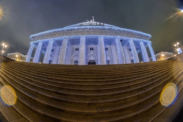 St. Petersburg 'daki değişim binasının alışılmadık manzarası. Noel süslemeleri olan takas binasının gece görüşü. Vasilievsky Adası 'ndaki anıtta mavi fenerler.