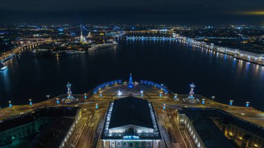Gökyüzünden yılbaşı süsleriyle Strelka Vasilievsky Adası manzarası. Noel ağacı manzaralı St. Petersburg merkezi. Borsa binasının yüksekliğinden..
