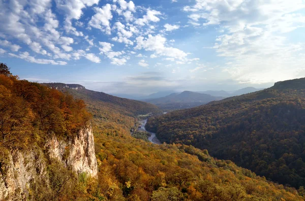 Гарний вид на долину річки восени — стокове фото
