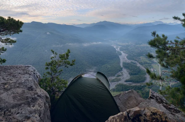 Tent in de bergen in hoogte. Actieve vakantie in de bergen — Stockfoto