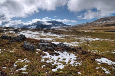 Mountain view taşların ön plan uzak. 