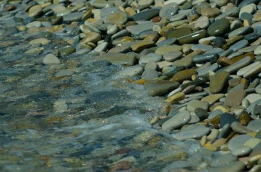 Çakıllı sahilde su birikir. Çakıl plaj. Bac