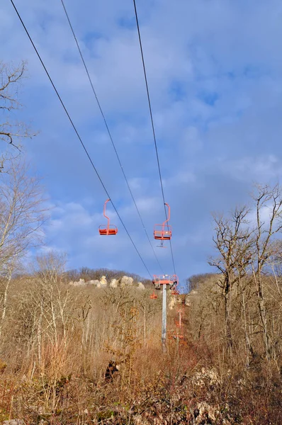 Teleférico a través del bosque en la cima de una cresta. El ascensor a la competencia —  Fotos de Stock