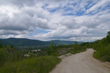Yolun aşağı köy ve süt dağ aralığında