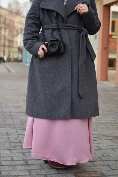 Muslim Girl Shoots Professional Photographer Blue Shawl Gray Coat Pink — Stock Photo, Image