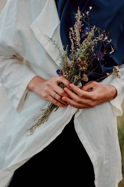 Белые Полевые Цветы Руках Девушки Поле — стоковое фото