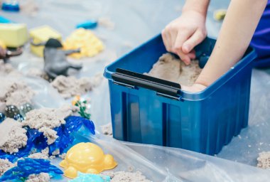 Kum terapisi. Kumlu eller fotoğrafı.