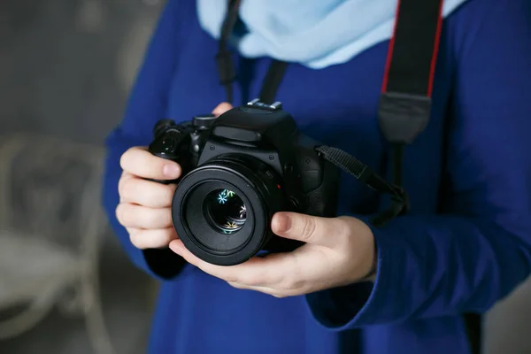 Flicka Halsduk Hålla Händerna Reflex Kamera Blå Klänning — Stockfoto