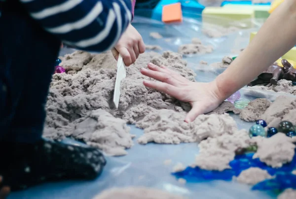 Kum terapisi. Kumlu eller fotoğrafı.