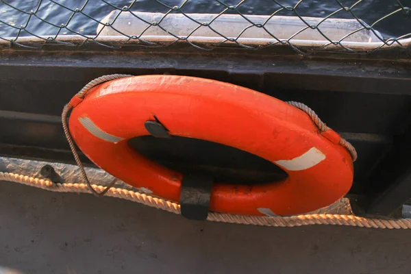 Оранжевый Спасательный Круг Висящий Лодке Вид Море — стоковое фото