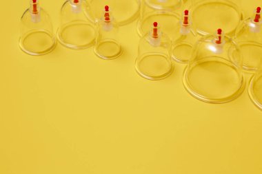 Hijama için kavanozlar. Sarı arkaplandaki süpürge pompaları