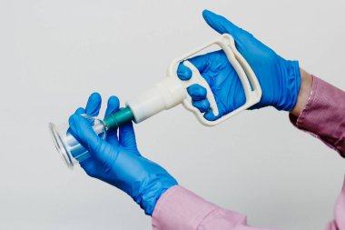Hijama için süpürge pompaları ve kavanozlar. Kollar. Beyaz bir arkaplanda