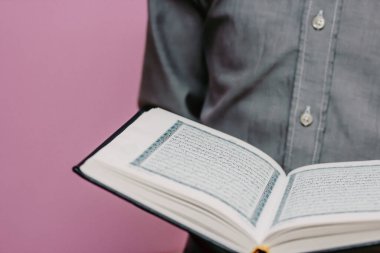 Kuran bir adamın ellerindedir. Planı kapat