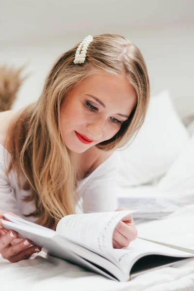 Meisje Blond Zit Met Een Boek Haar Handen — Stockfoto