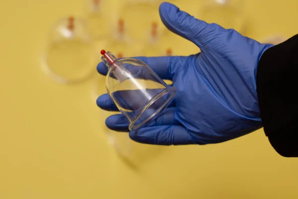 Hijama için kavanozlar. Sarı arkaplandaki süpürge pompaları
