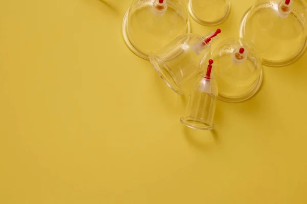 Hijama için kavanozlar. Sarı arkaplandaki süpürge pompaları