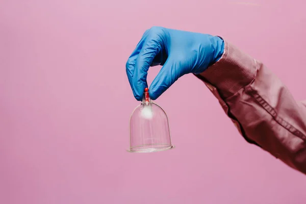 Vákuumszivattyúk Üvegek Hidzsámához Kezeket Fel Rózsaszín Alapon — Stock Fotó