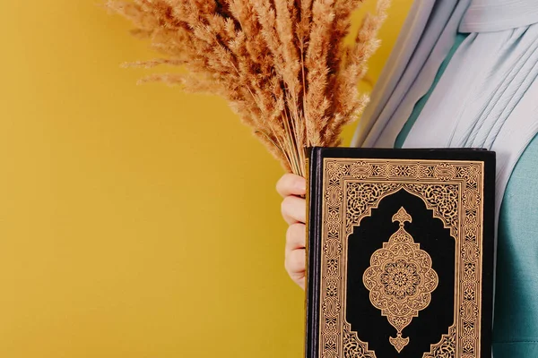 Femme Musulmane Dans Foulard Tient Coran Dans Ses Mains Sur — Photo