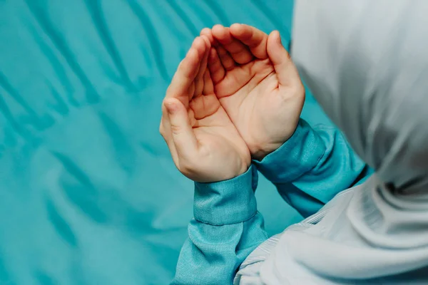 Mujer Musulmana Pañuelo Para Cabeza Rezando Hace Dua — Foto de Stock