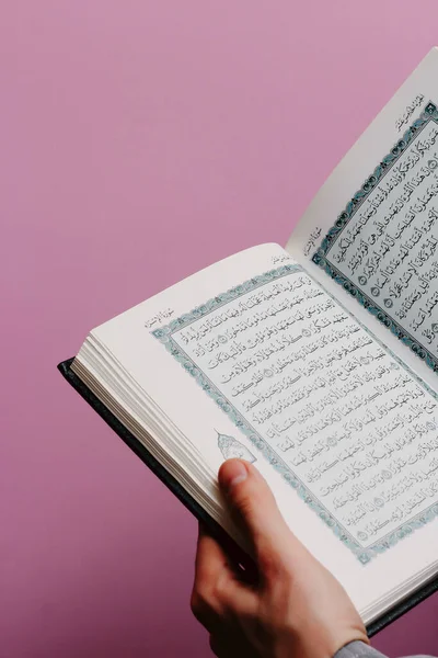 Koran Jest Rękach Jakiegoś Faceta Bliski Plan — Zdjęcie stockowe