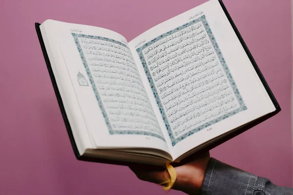 Κοράνι Είναι Στα Χέρια Ενός Άντρα Κλείσιμο Σχεδίου — Φωτογραφία Αρχείου