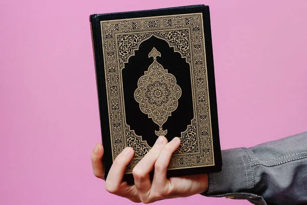 Ten Chlap Drží Svatý Korán Růžovém Pozadí — Stock fotografie